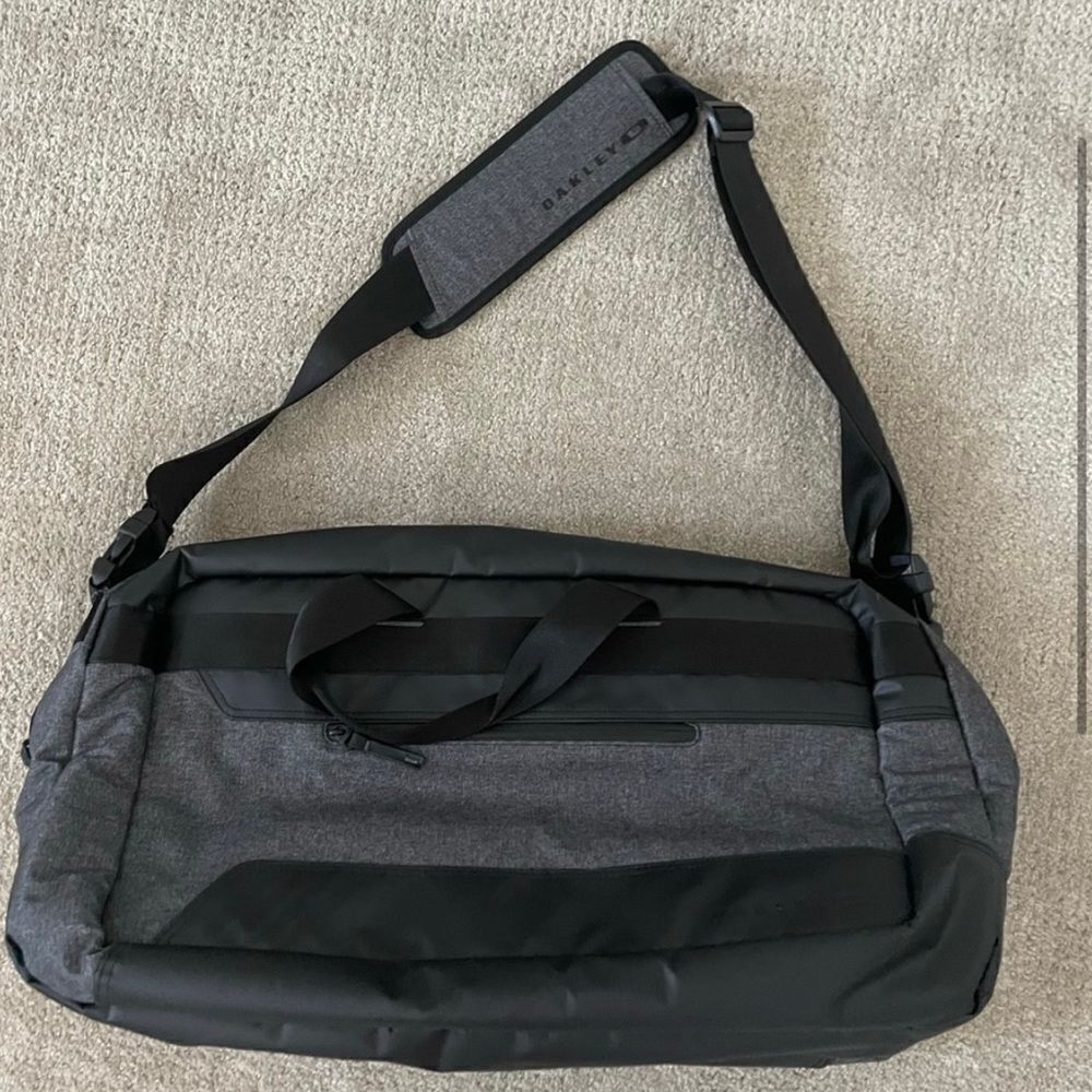 Oakley Weekender Duffel Bag - Picture 2 of 4